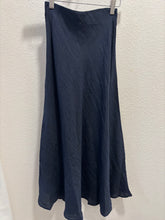 Load image into Gallery viewer, 113 LINEN MIDI SKIRT
